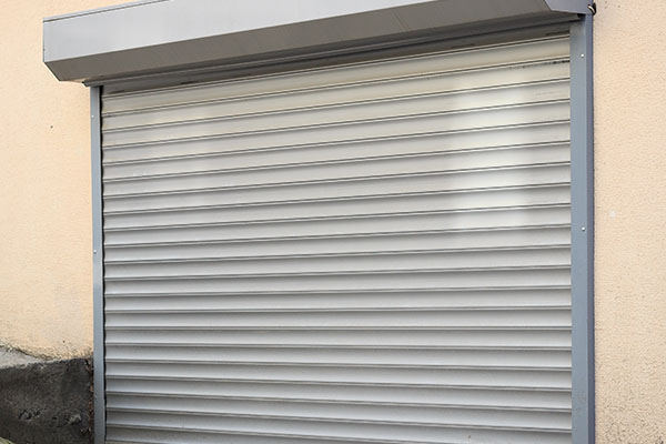 ローラーブラインド: 建物のエネルギー効率の「見えない守護者」